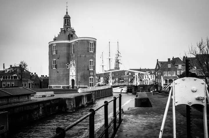 Zwart-wit historische foto van de Drommedaris en ophaalbrug in Enkhuizen