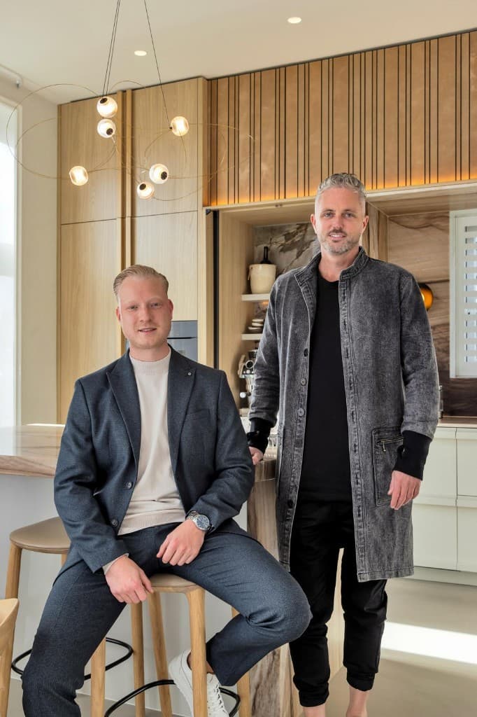 Het team van De Makelzaak in een moderne woning